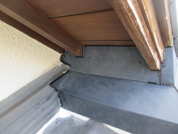 稲美町の新しい板金へのシール打設